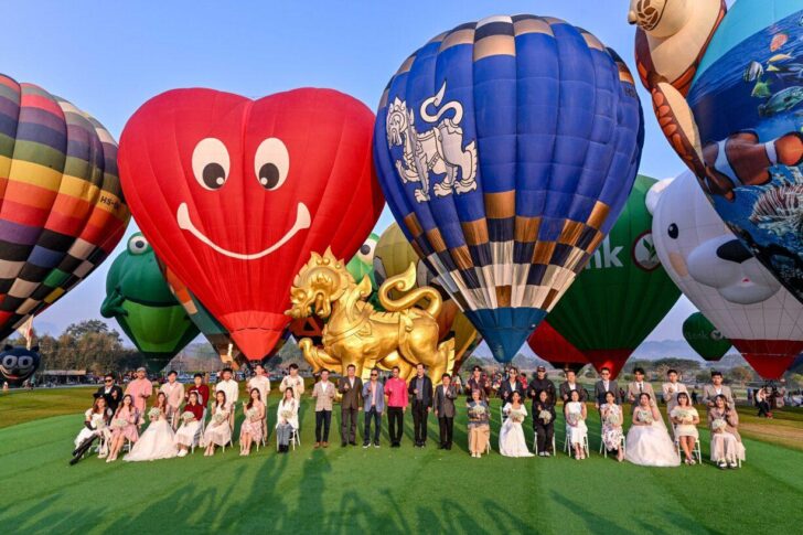 อลังการเทศกาลบอลลูนฯ สิงห์ปาร์ค เชียงราย 15 คู่รักควงคู่บอกรักบนฟ้า