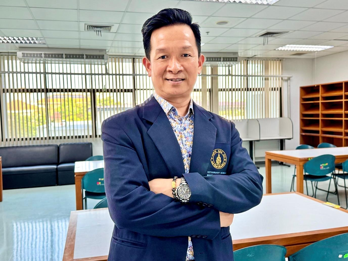 รศ.ดร.นายสัตวแพทย์กัมพล แก้วเกษ