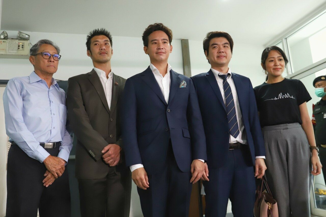ธนาธร-ปิยบุตร-ช่อ-พิธา ระทึก ศาลตัดสินคดีแฟลชม็อบ หน้าหอศิลป์วันนี้