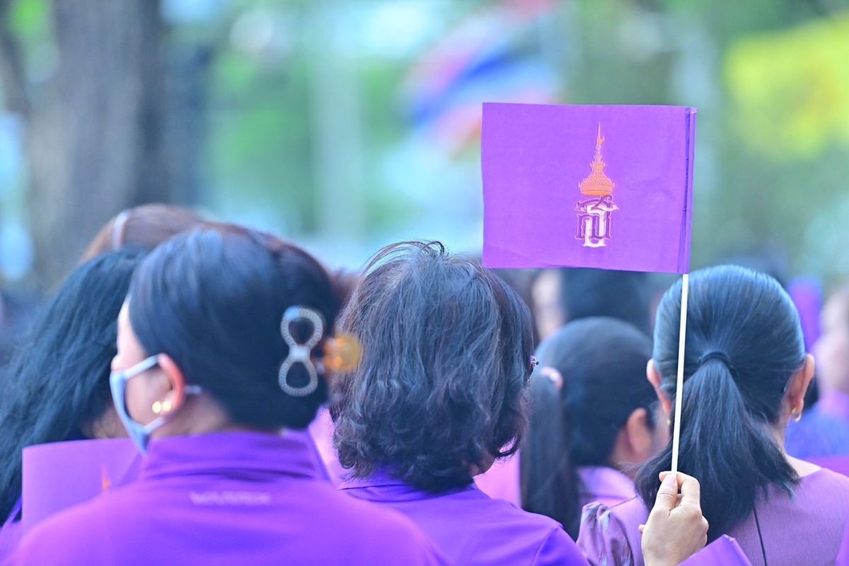 เสื้อม่วง