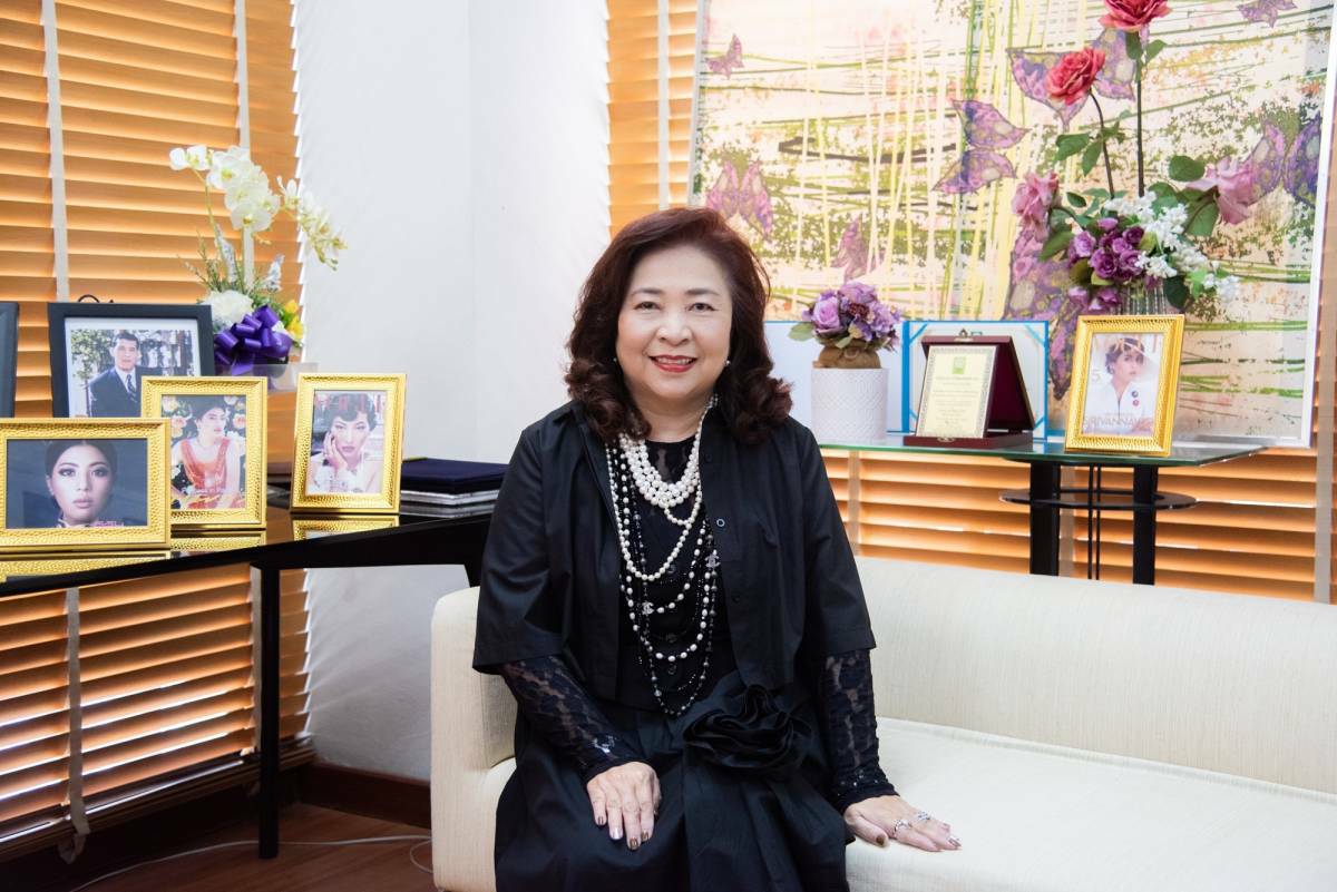 ศ.ดร.พัดชา อุทิศวรรณกุล คณะศิลปกรรมศาสตร์ จุฬาฯ หัวหน้าหน่วยปฏิบัติการวิจัยแฟชั่นและนฤมิตศิลป์