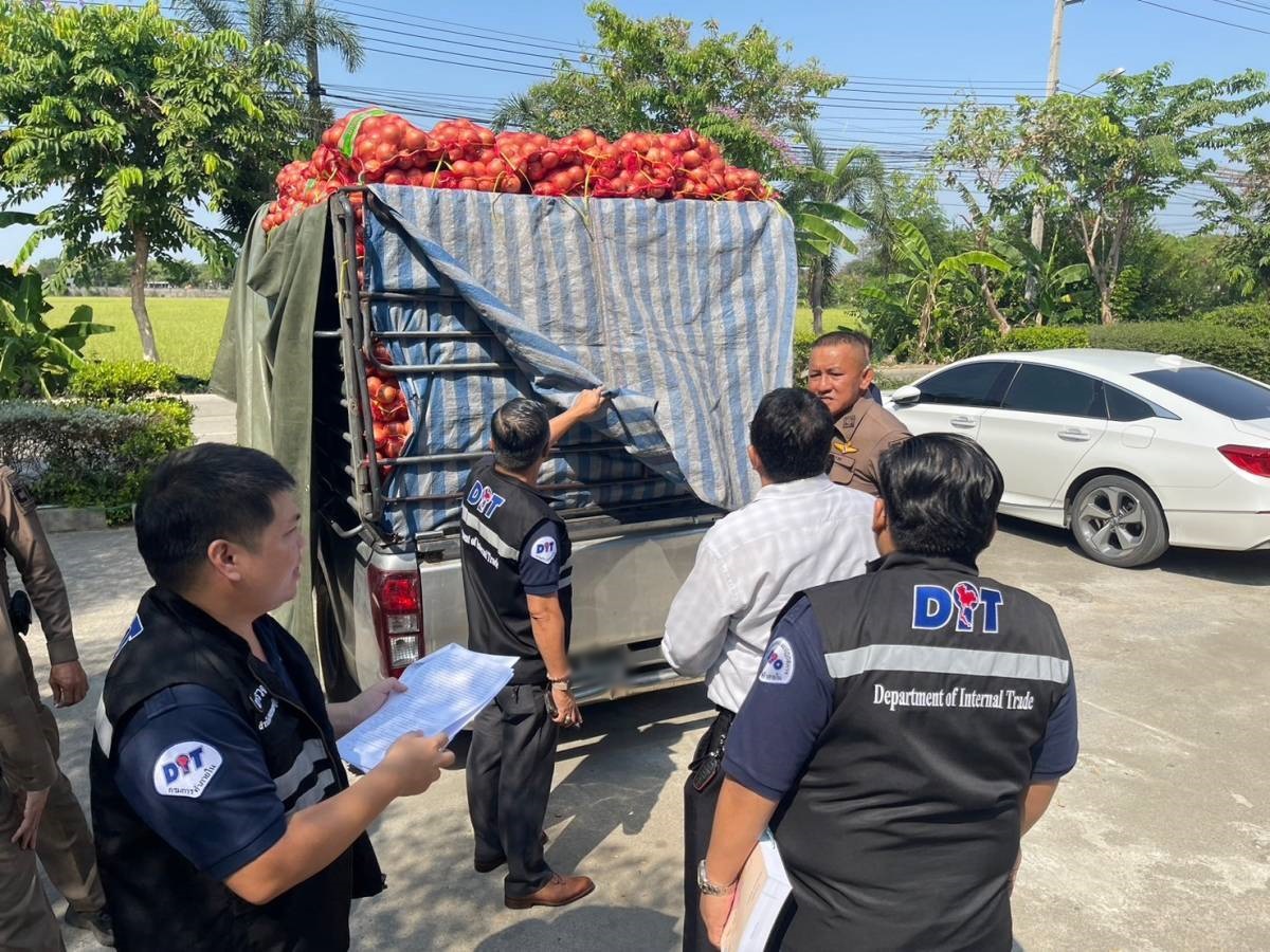 จับกุมผู้ลักลอบขนย้ายหอมหัวใหญ่เถื่อน 1 ราย จ.ปทุมธานี ดำเนินคดีทันที
