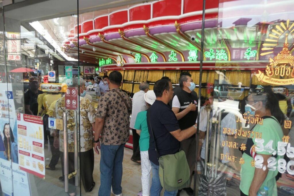 ประชาชนแห่นำทองมาขายหลังราคาทองปรับขึ้นแรง ทำสถิติสูงสุด