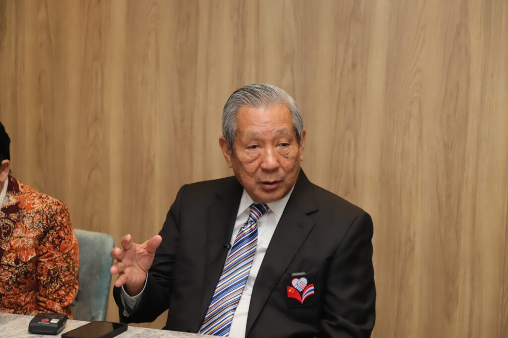 นายพินิจ จารุสมบัติ