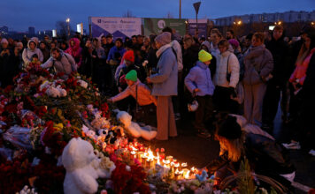 ผู้คนรวมตัวกันไว้อาลัยเหยื่อเหตุโจมตีคอนเสิร์ตที่ครอคัส ซิตี้ฮอลล์ (Crocus City Hall) ในแคว้นมอสโก ประเทศรัสเซีย เมื่อวันที่ 23 มีนาคม 2024