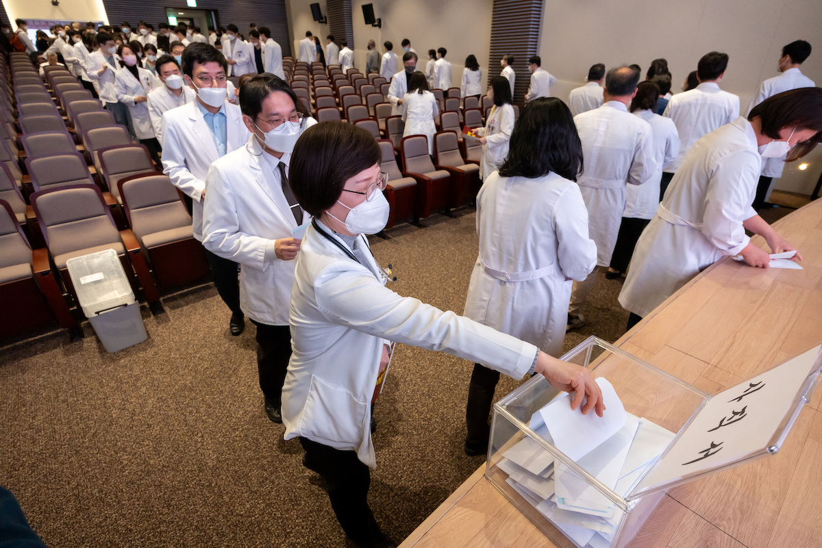 อาจารย์แพทย์ยื่นใบลาออกที่โรงพยาบาลแห่งหนึ่งในกรุงโซล เกาหลีใต้