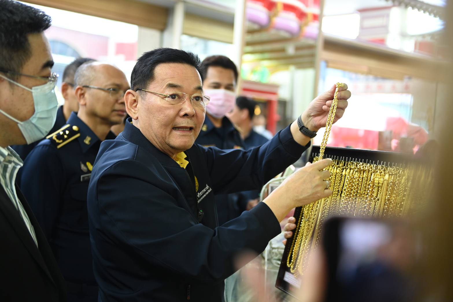 นภินทร นำทีมลงพื้นที่ร้านทองย่านเยาวราช แนะดูทองจริง-ทองปลอม ช่วงราคาขึ้น