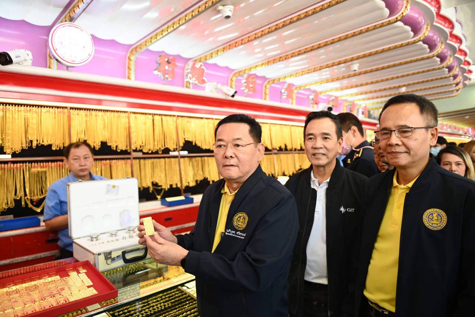 นภินทร นำทีมลงพื้นที่ร้านทองย่านเยาวราช แนะดูทองจริง-ทองปลอม ช่วงราคาขึ้น