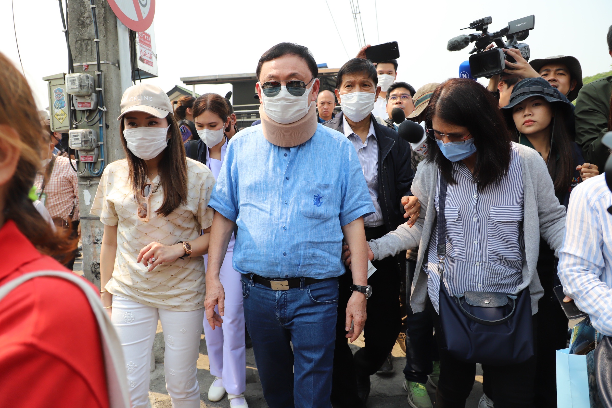 ชมภาพชุด “ทักษิณ” แวะชมคลองแม่ข่า จ.เชียงใหม่ คนเสื้อแดงรอต้อนรับคึกคัก
