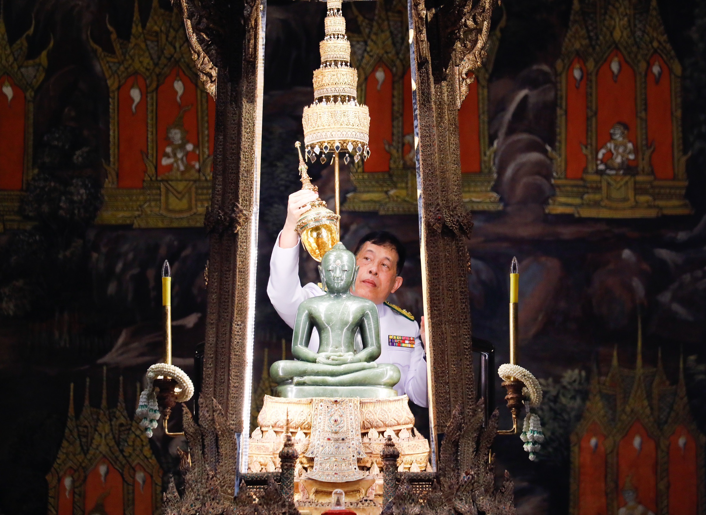 ในหลวง ทรงเปลี่ยนเครื่องทรงฤดูหนาว เป็นฤดูร้อน พระแก้วมรกต