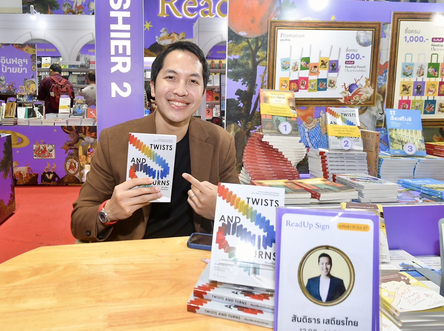 สันติธาร ปลื้มกระแสหนังสือใหม่ ‘Twists and Turns’ นักอ่านขอลายเซ็นเเน่นบูทมติชน