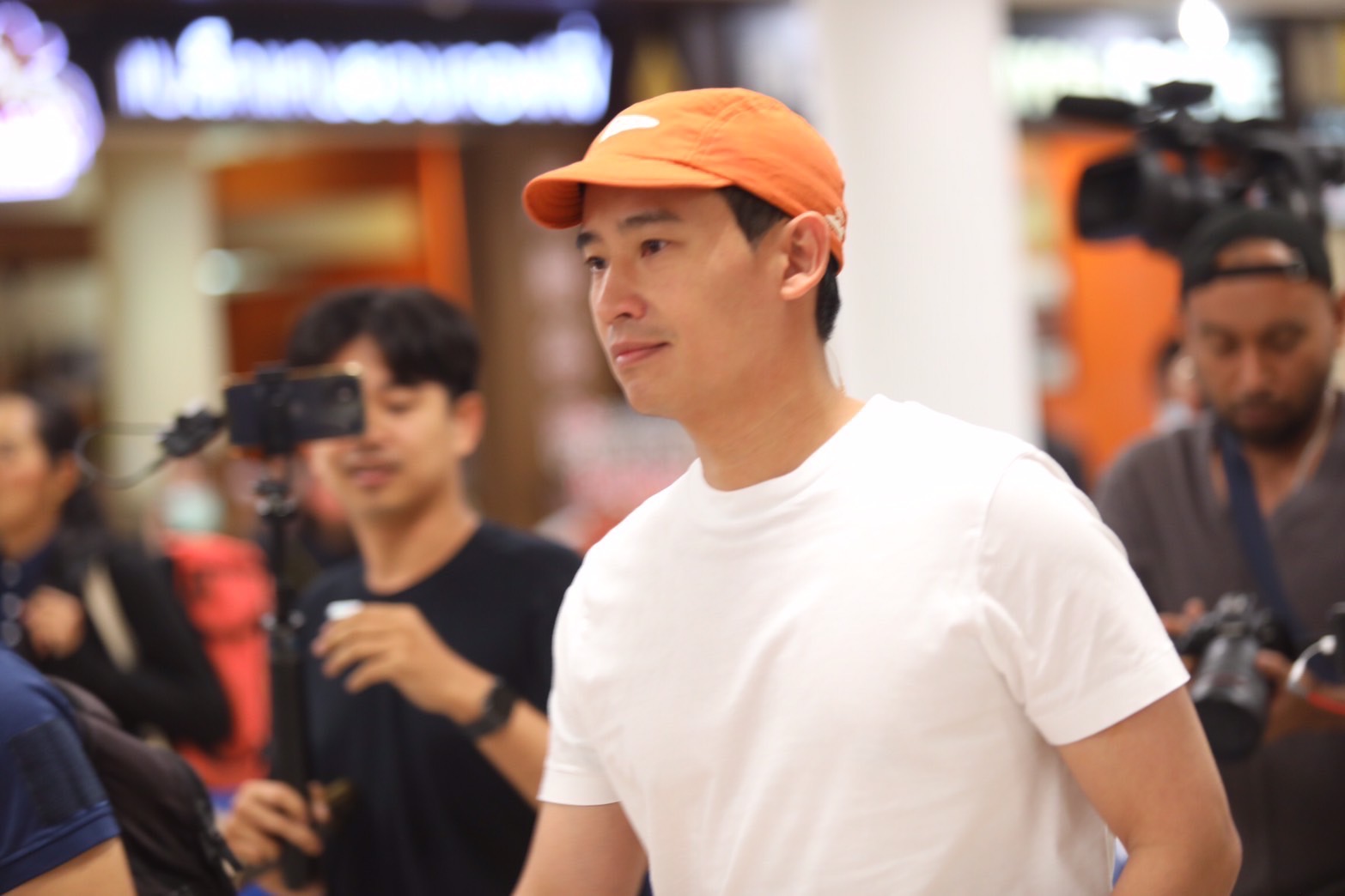 พิธา ลุยดับไฟป่าเชียงใหม่ ก่อนแจกหนังสือ ไม่สนว่าเก่งมาจากไหน