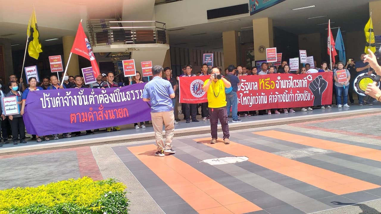 กลุ่มแรงงาน บุกกระทรวง ร้องขึ้นค่าแรงขั้นต่ำ เท่ากันทั่วประเทศ 492 บาท
