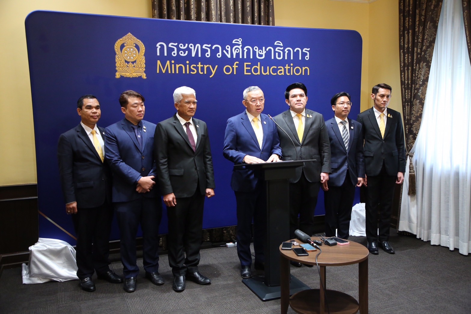 ศธ.แถลงงบฯอาหารกลางวัน 2.9 พันล้าน-จ้างภารโรง 1.4 หมื่นอัตรา