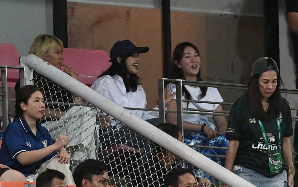 ลิซ่า BLACKPINK ร่วมเชียร์ฟุตบอลไทย-เกาหลีใต้ ติดขอบสนาม ที่ราชมังฯ