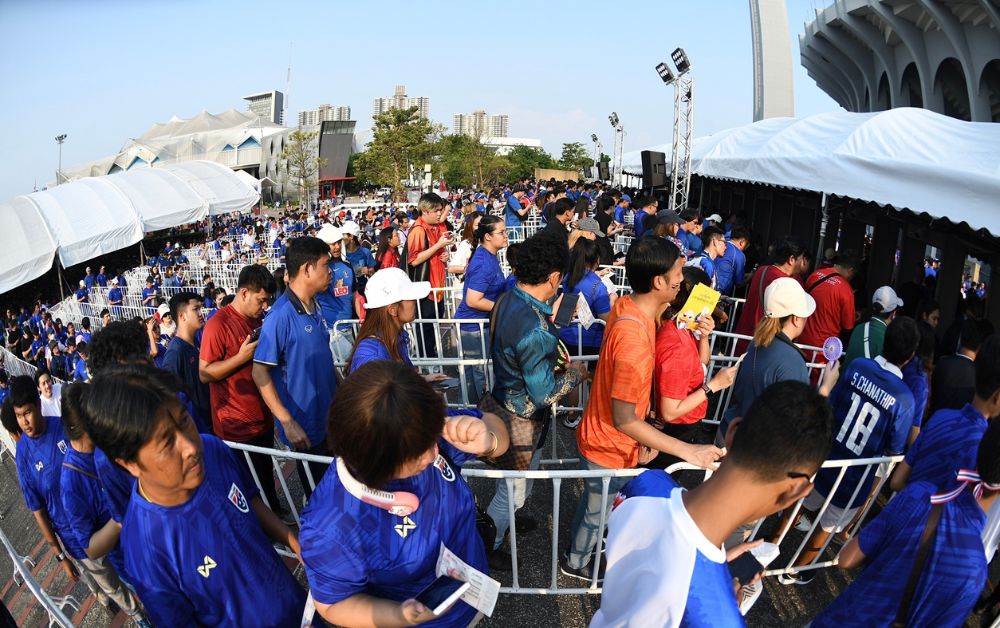 บรรยากาศสนามราชมังฯ สุดคึกคัก กองเชียร์แห่รอชม ไทย ดวล เกาหลีใต้