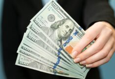 ดอลลาร์ปรับตัวแข็งค่า ขานรับสัญญาณชะลอการลดอัตราดอกเบี้ย dollar money