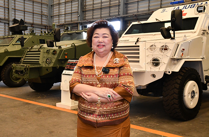 นพรัตน์ กุลหิรัญ (มาดามรถถัง) Madam Tank