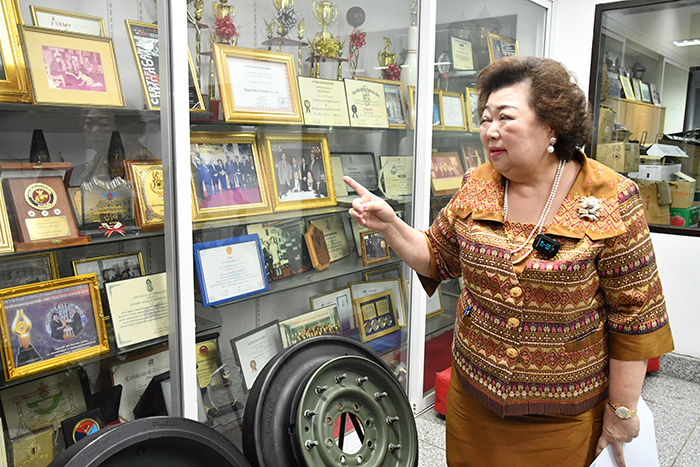 นพรัตน์ กุลหิรัญ (มาดามรถถัง) Madam Tank