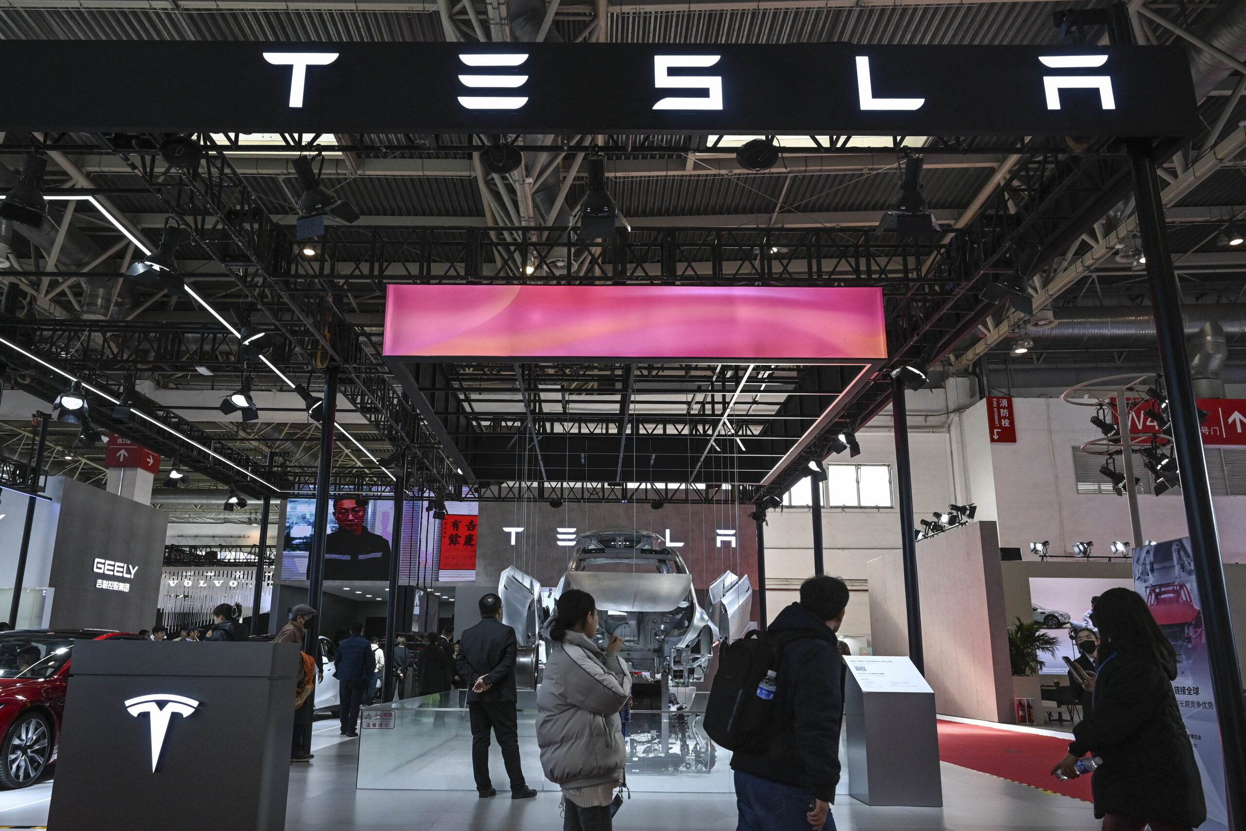 Tesla ทวงคืนแชมป์ EV หลังไตรมาสแรกปี 2567 แซง BYD เกือบแสนคัน