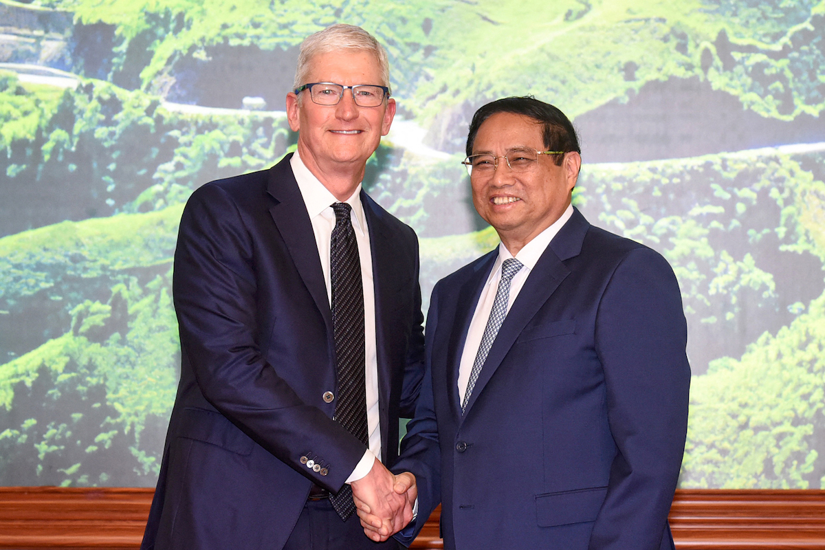 ทิม คุก ซีอีโอ Apple และฝ่าม มิงห์ จิ๋งห์ นายกฯเวียดนาม พบกันเมื่อวันที่ 16 เมษายน 2024