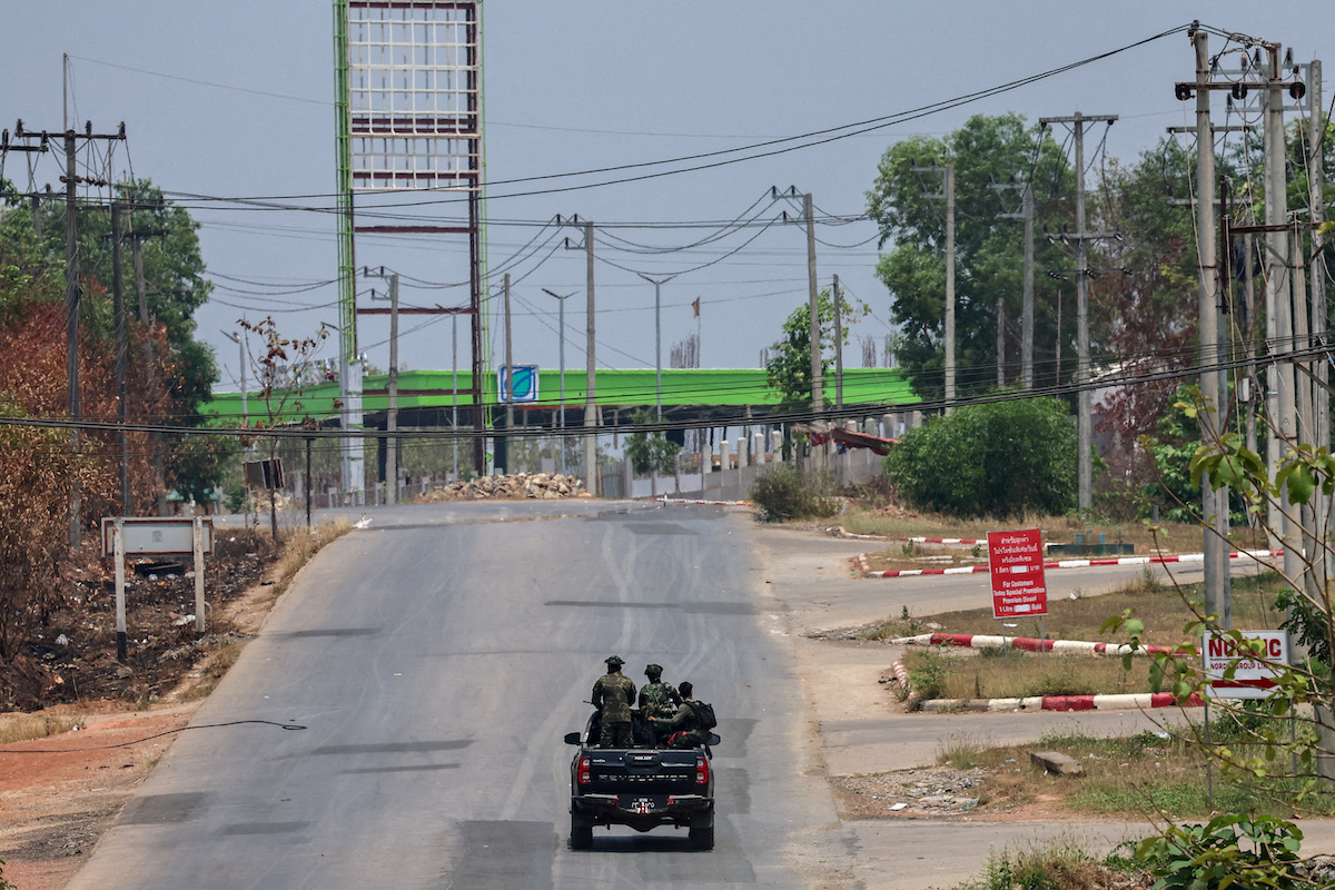 เมียนมาส่งเครื่องบินทิ้งระเบิดถล่มฐานทหารกะเหรี่ยง สะพานยังปิด ขนส่งสินค้าไม่ได้