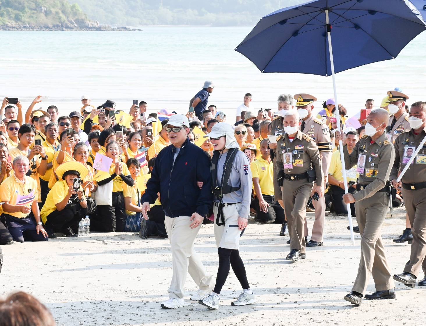 ในหลวง พระราชทานรางวัล พระราชินีทรงนำทีมวายุชนะเลิศ แข่งขันเรือใบข้ามอ่าว