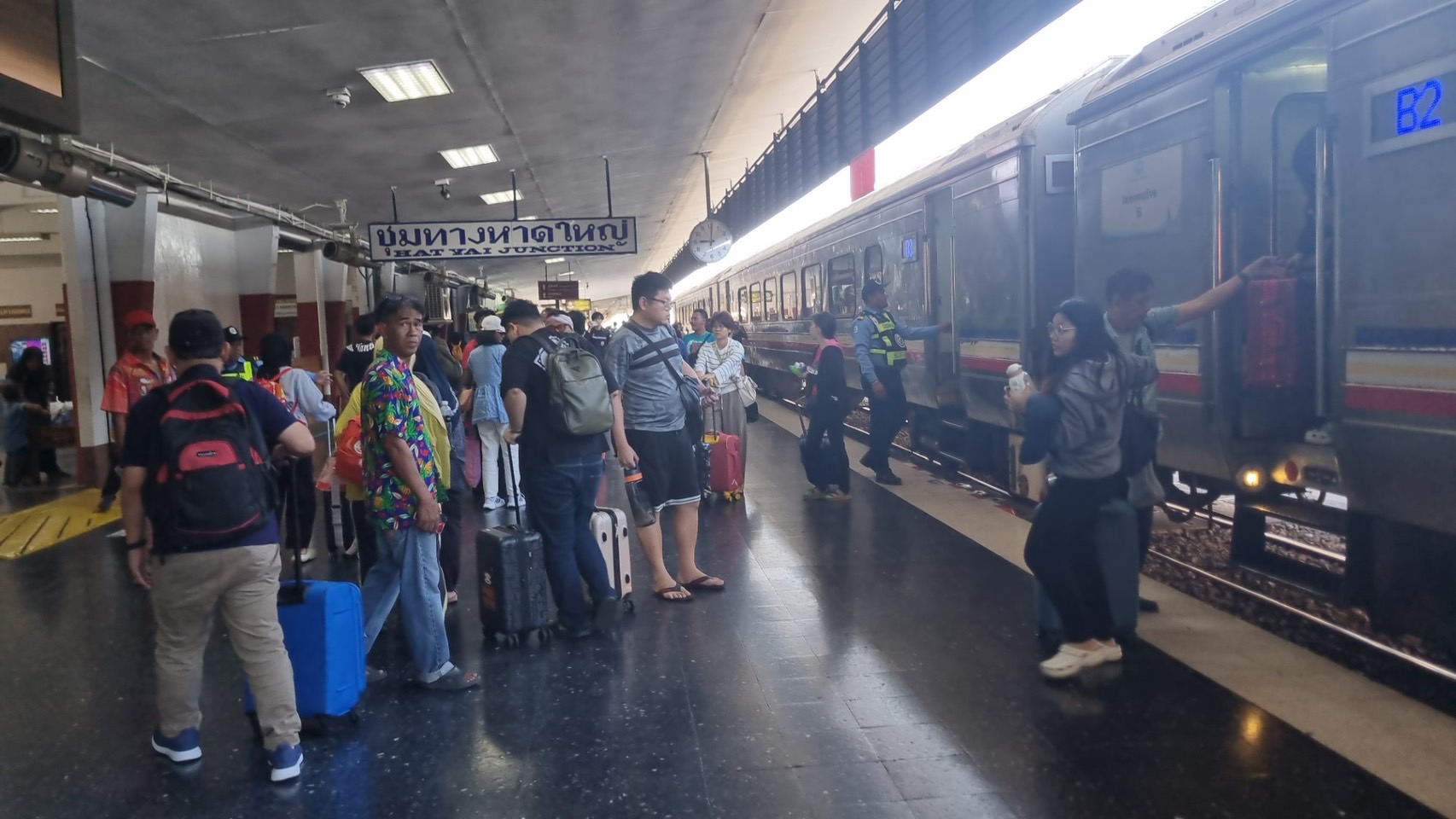 หาดใหญ่คึกคัก! ชาวมาเลย์กว่า 400 คน นั่งรถไฟเที่ยวพิเศษแห่เล่นสงกรานต์ไทย