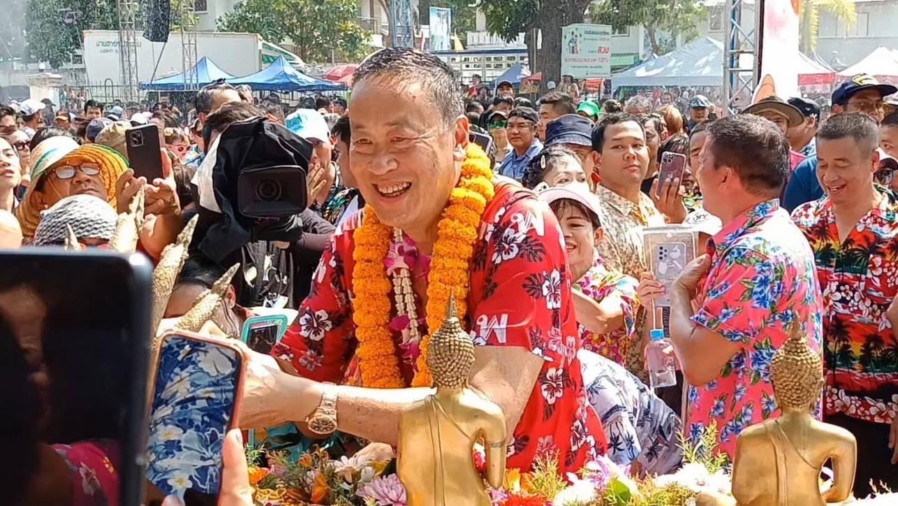 นายกฯเศรษฐา นั่งรถ 2 แถว ร่วมสืบสานประเพณีสงกรานต์ที่หัวหิน
