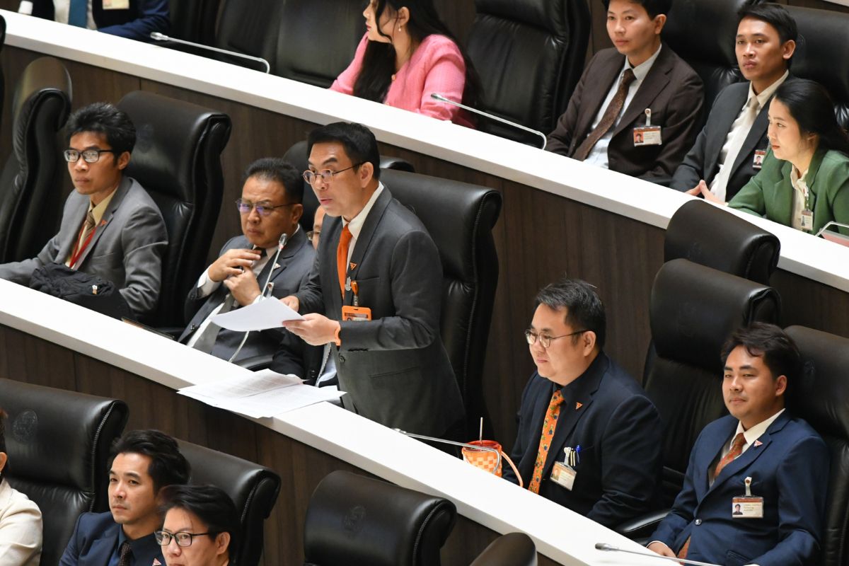 วิโรจน์ ชี้รัฐบาลเล่นละครสมยอมกองทัพ ประชาชนกินข้าว เลิกกินช็อกมินต์แล้ว