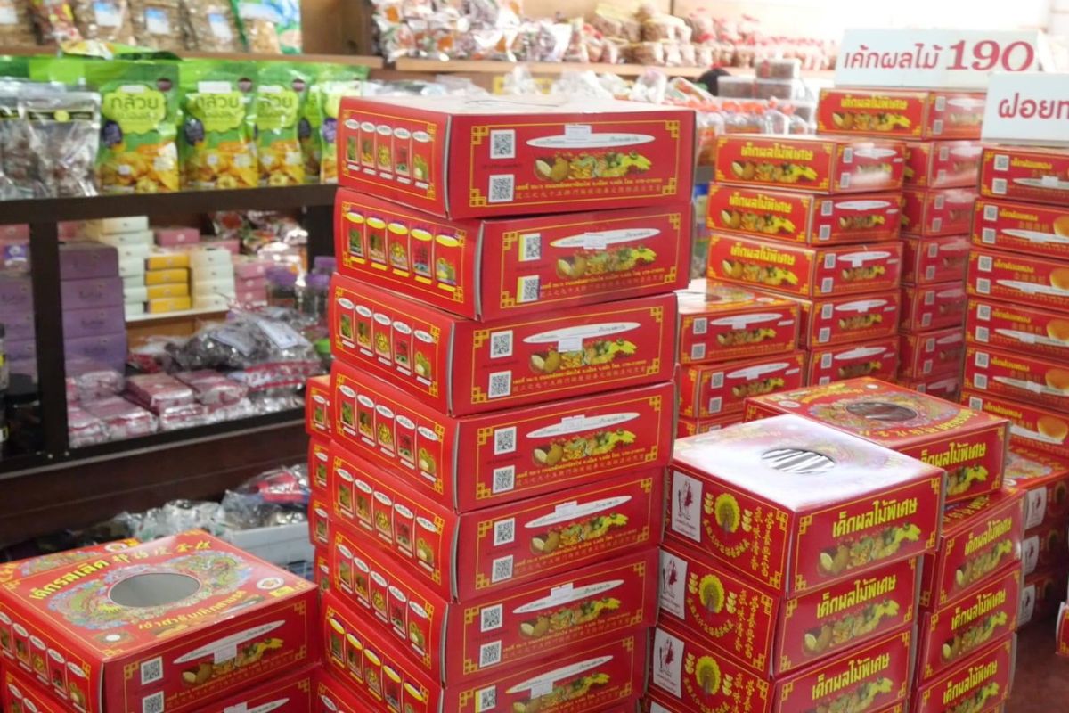 “เค้กตรัง” ขายดี ยอดขายพุ่ง นักท่องเที่ยวแห่ซื้อเป็นของฝาก