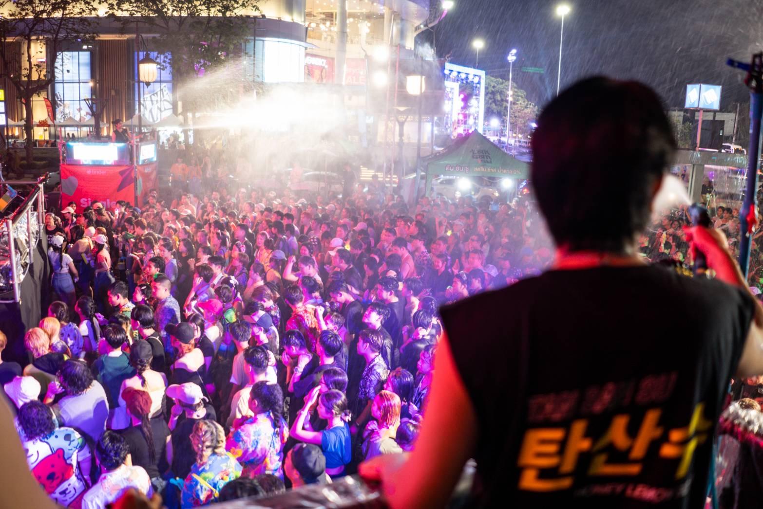 อิชิตัน พรีเซนต์ “ทินเดอร์สงกรานต์คนโสดคาร์นิวัล”