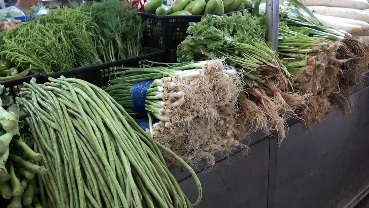แม่ค้าตลาดสงขลาโอด ผักสดหลายชนิดเริ่มปรับราคาสูงขึ้นหลังสงกรานต์เป็นเท่าตัว
