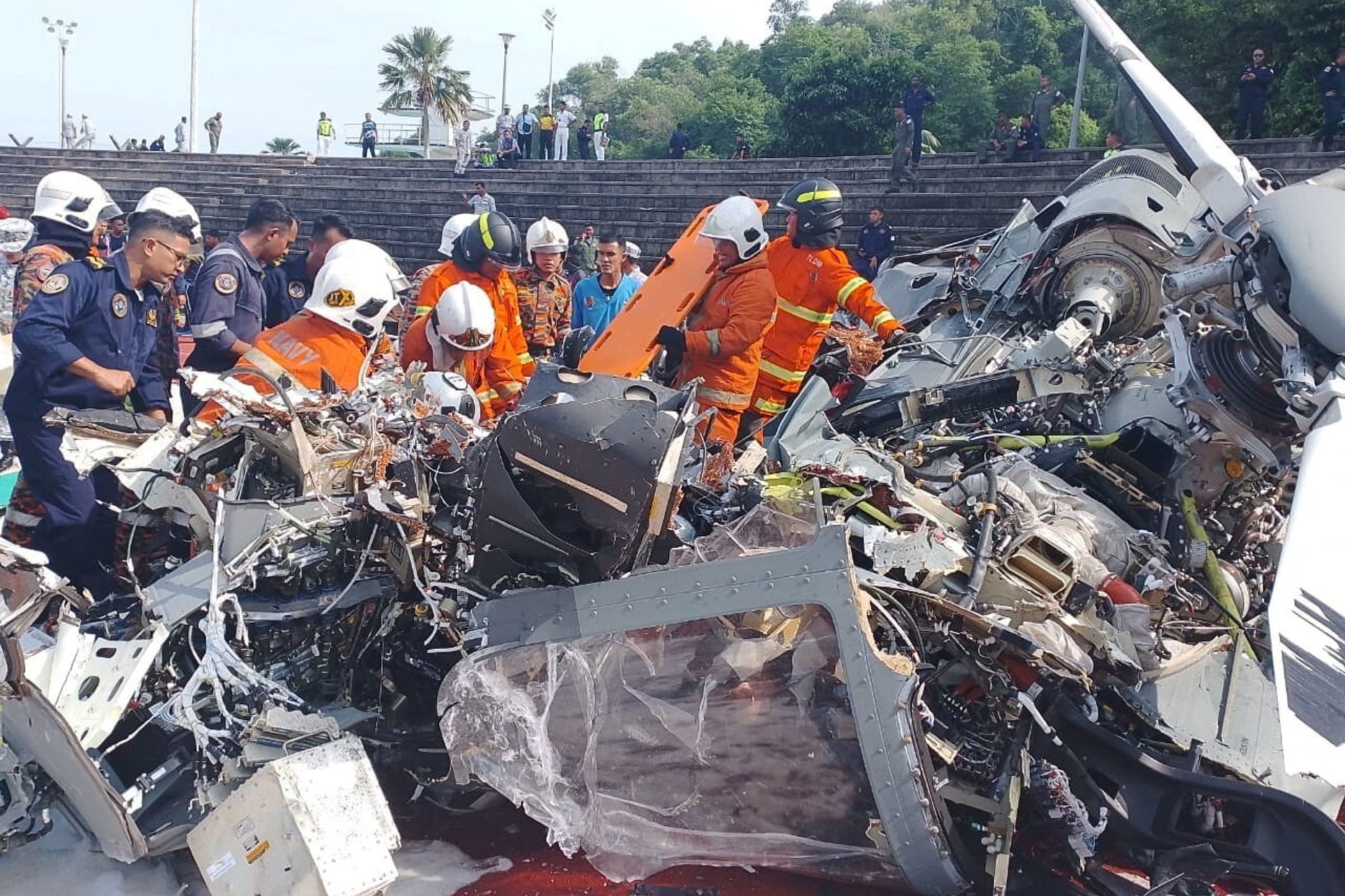 เฮลิคอปเตอร์กองทัพเรือมาเลเซียชนกันกลางอากาศ ลูกเรือดับหมดทั้ง 10 ราย