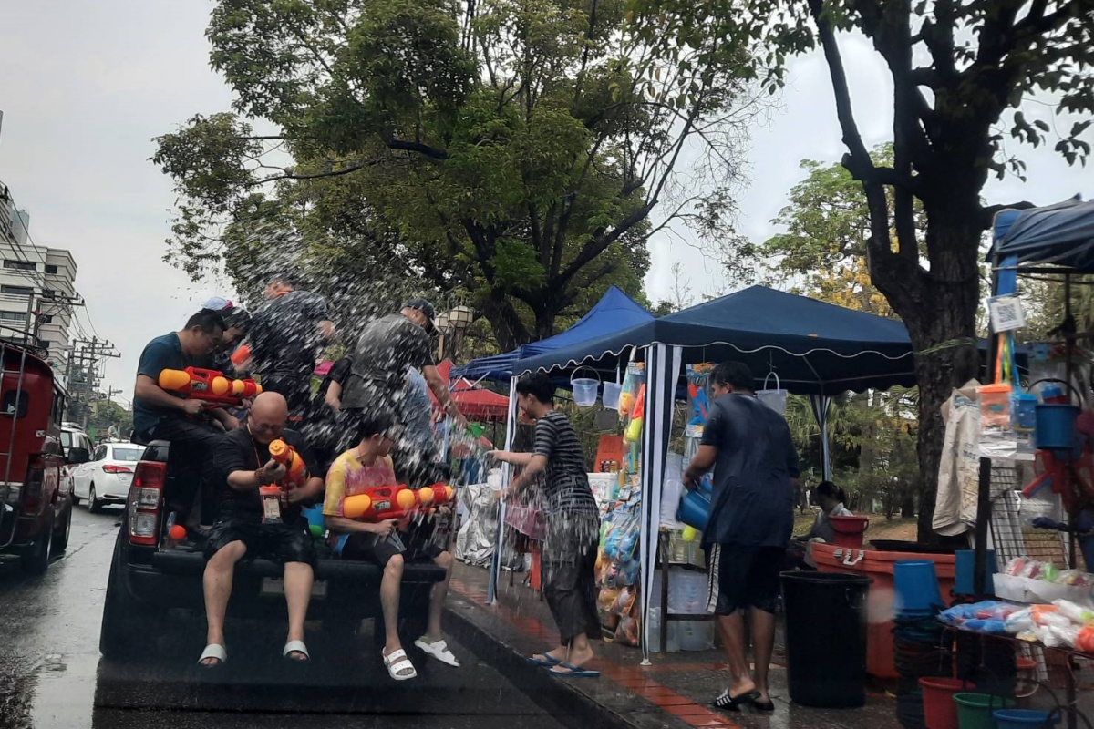 คูเมืองเชียงใหม่แน่น นักท่องเที่ยวไทย-เทศ เล่นน้ำสงกรานต์ วันแรกคึกคัก