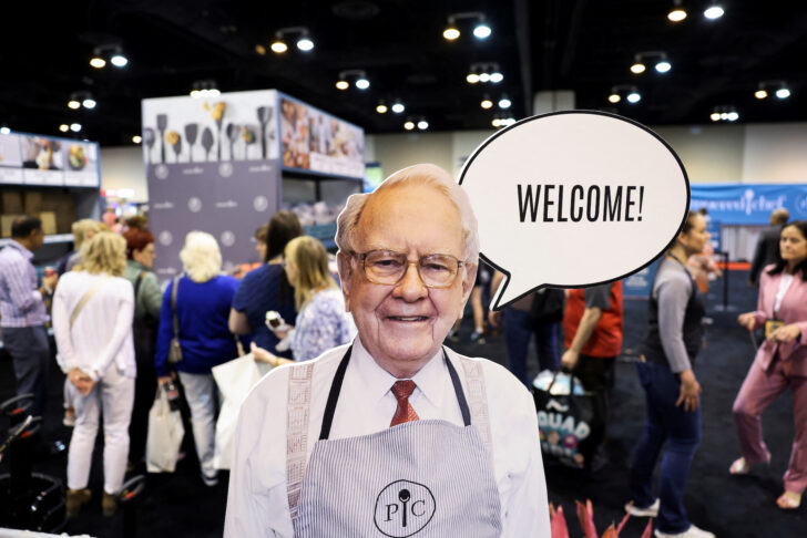 Berkshire Hathaway Inc annual shareholders' meeting in Omaha บัฟเฟตต์