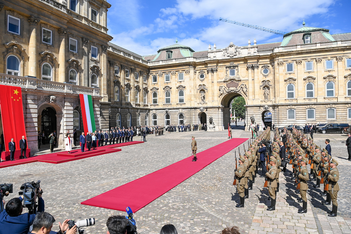ประธานาธิบดีฮังการี ต้อนรับสี จิ้นผิง เยือนฮังการี เมื่อวันที่ 9 พฤษภาคม 2024