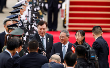 หลี่ เฉียง นายกฯจีน เดินทางถึงเกาหลีใต้เมื่อวันที่ 26 พฤษภาคม 2024 เพื่อเข้าร่วมประชุมไตรภาคี จีน เกาหลีใต้ ญี่ปุ่น