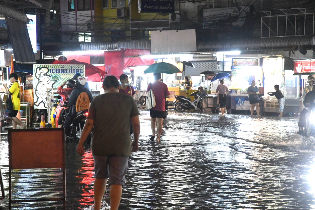 กลุ่มฝนยังคลุม กทม. เตือนพรุ่งนี้ ฝนหนักทั่วไทย 40-60% ของพื้นที่