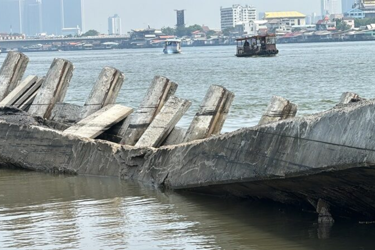 เขื่อนริมเจ้าพระยา บางกรวย พังถล่มยาวกว่า 70 เมตร เตือนห้ามเข้าใกล้