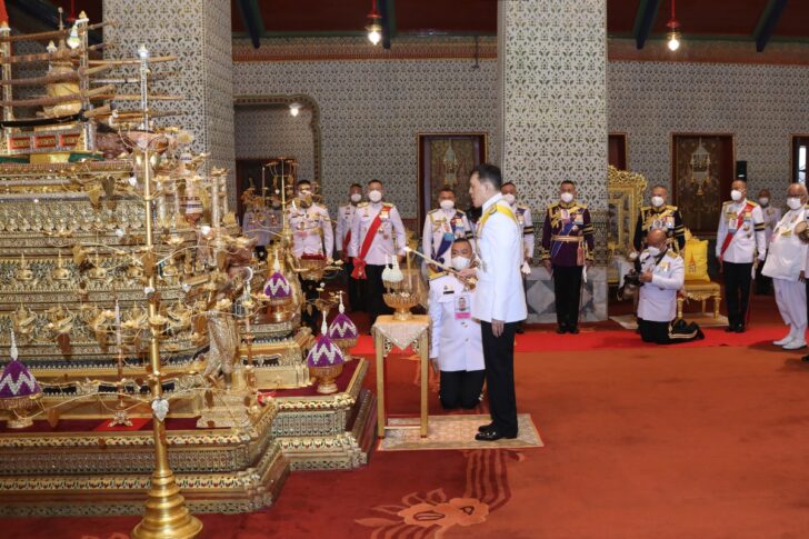 ในหลวง พระราชินี เสด็จพระราชพิธีฉัตรมงคล