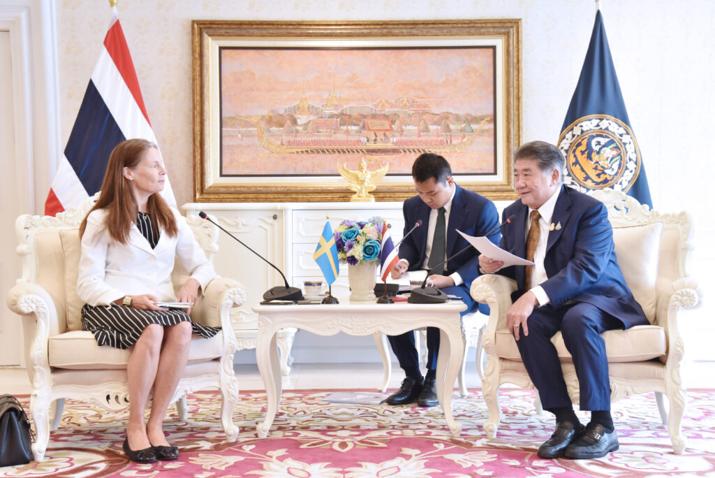 นายภูมิธรรม เวชยชัย