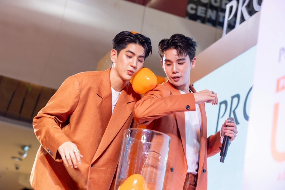 คู่จิ้นคู่ฮอต “จิมมี่-ซี” รับงานโปรโมตครีมกันแดด สาว ๆ กรี๊ดสนั่นเซ็นทรัล