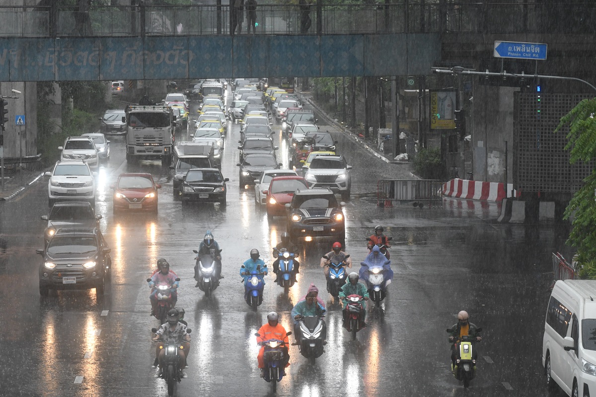 กรมอุตุฯเตือน ศุกร์สิ้นเดือน (31 พ.ค. 67) พายุเข้าทะเลจีนใต้ ฝนตกหนัก 80%