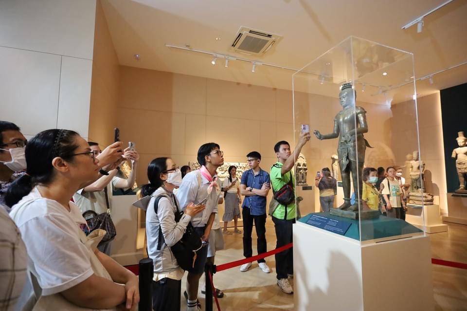 บรรยากาศวันแรก เปิดให้ชม “โกลเด้นบอย” – “สตรีพนมมือ”