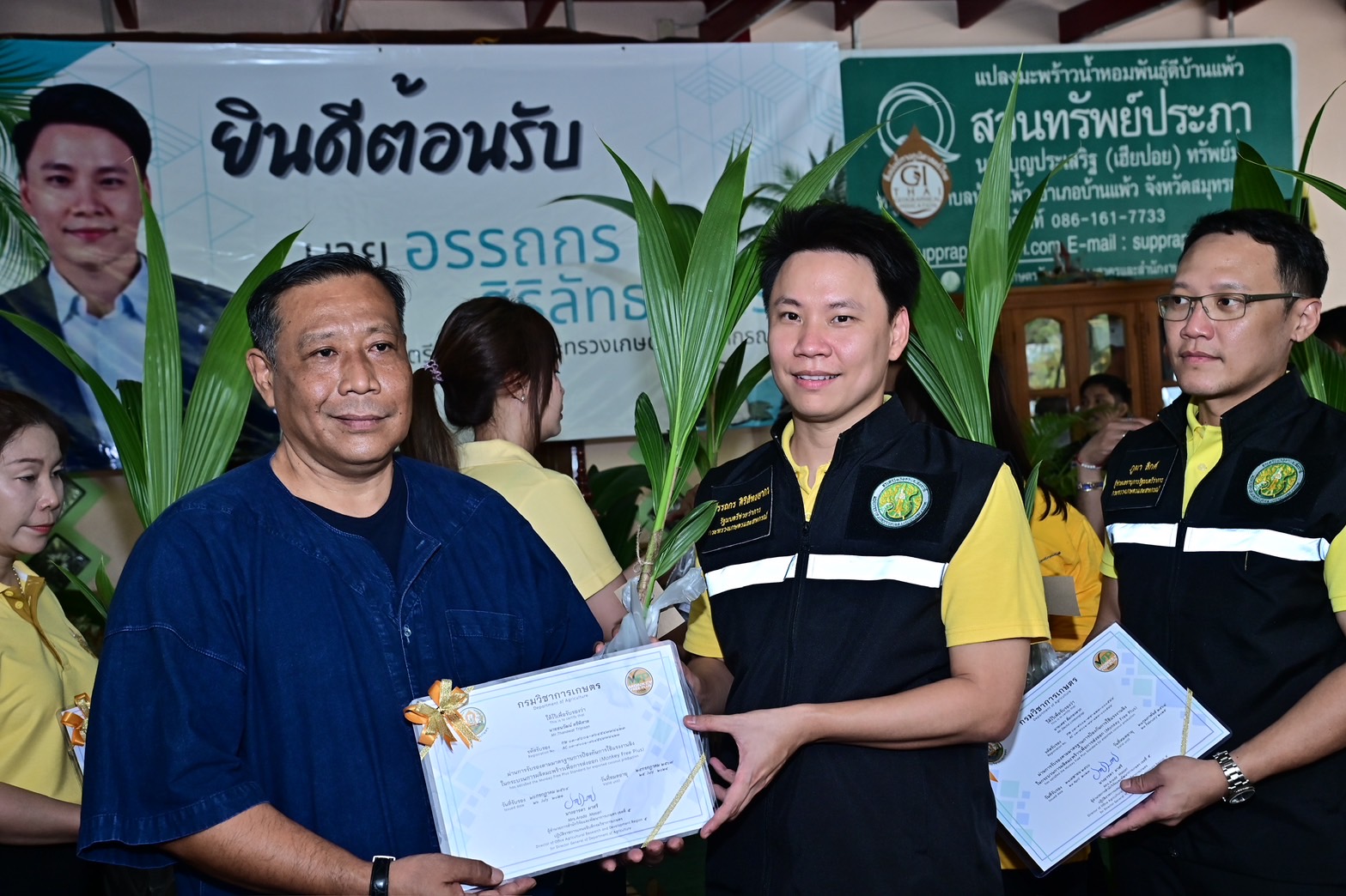 รมช.เกษตรฯ วางแผนรับมือผลผลิตมะพร้าวทะลัก ราคาตก ต.ค.-ธ.ค.นี้