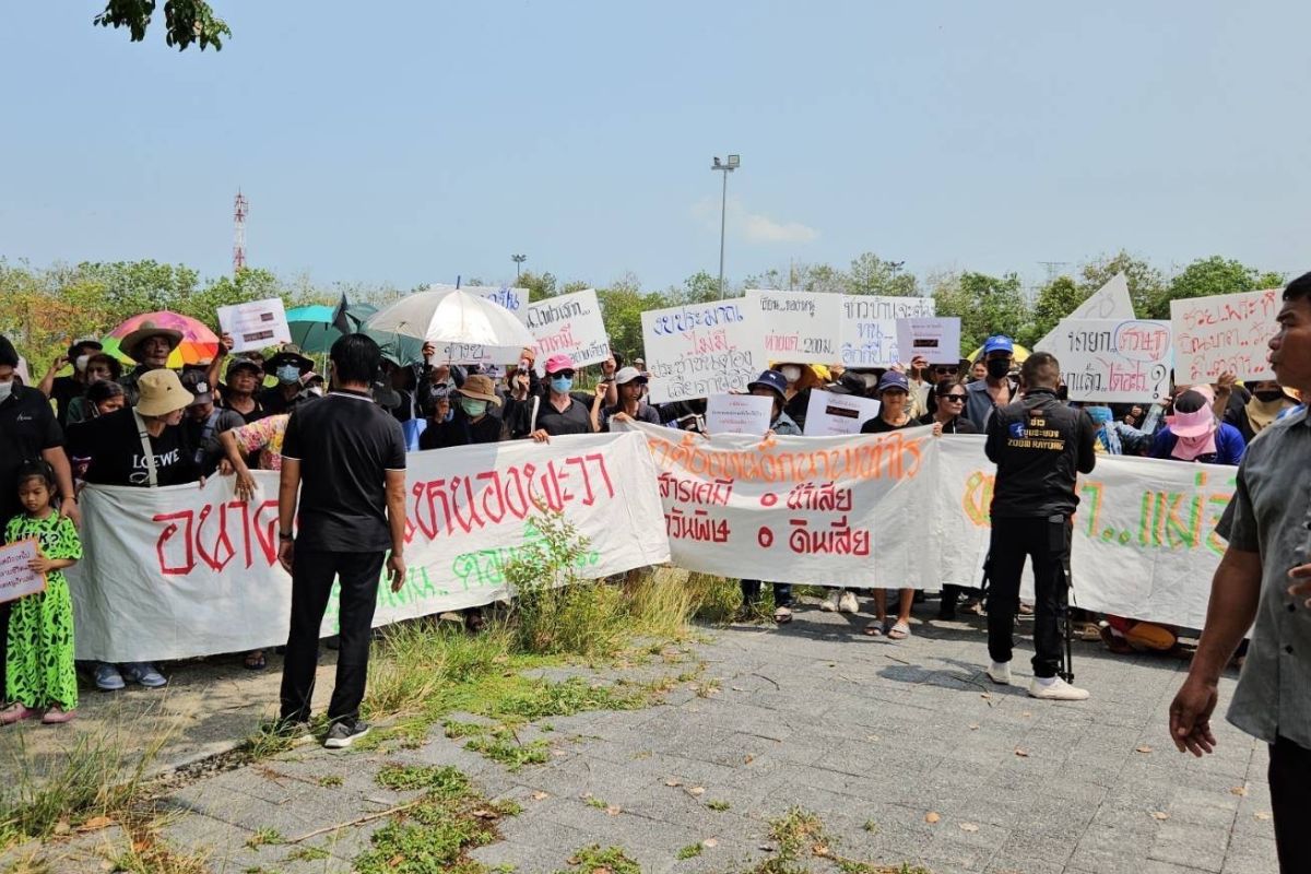 ชาวหนองพะวา ประท้วงผู้ว่าฯ เร่งย้ายสารเคมี โรงงานวินโพรเสสออกนอกพื้นที่