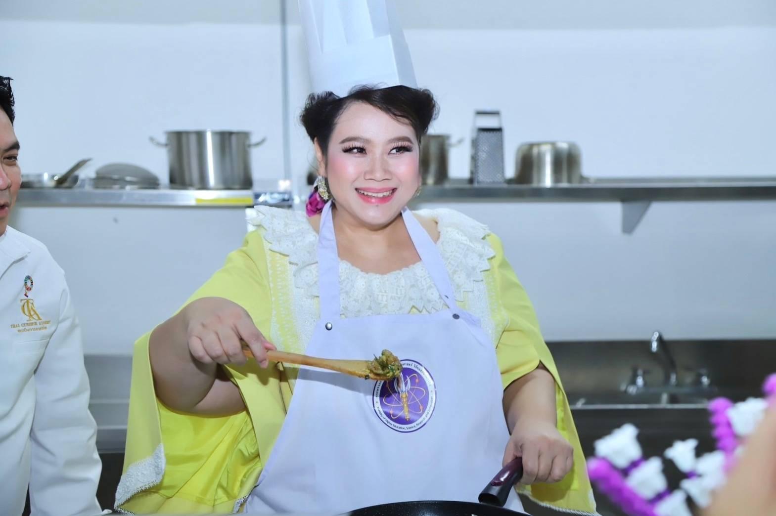 ศุภมาส ลงมือเองสวมชุดเชฟ “ผัดไอ้คุ่ย” อาหารเก่าแก่เมืองเพชร