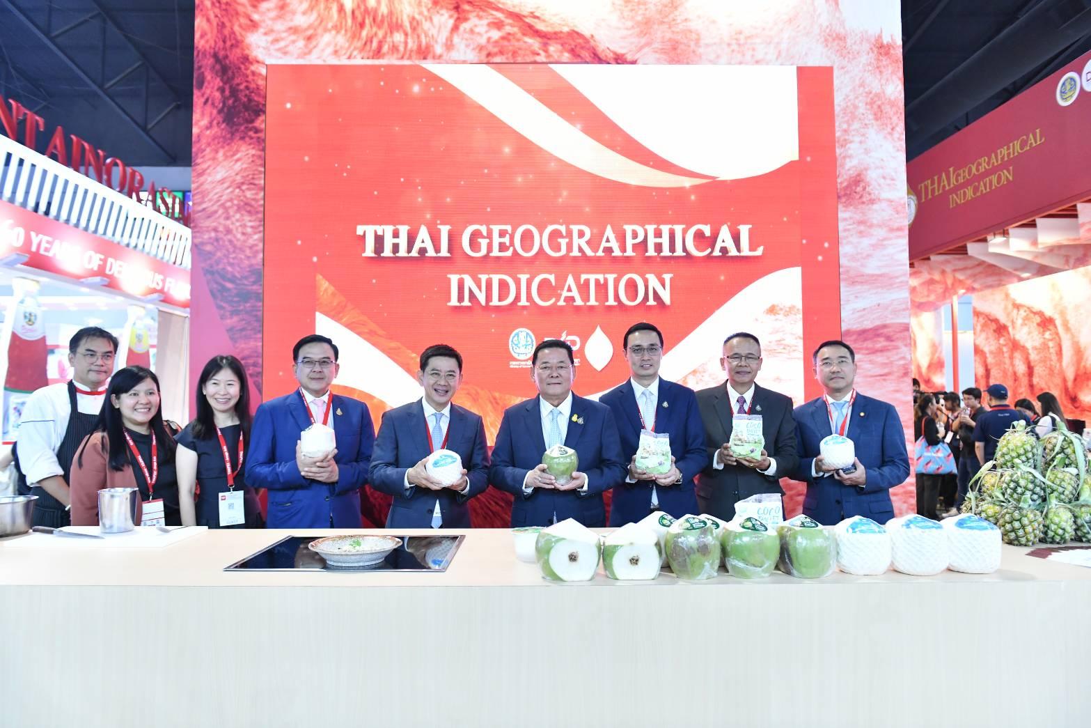 ”นภินทร“ ปะทะ “เชฟจารึก” รังสรรค์เมนู มะพร้าวน้ำหอม GI ใน THAIFEX