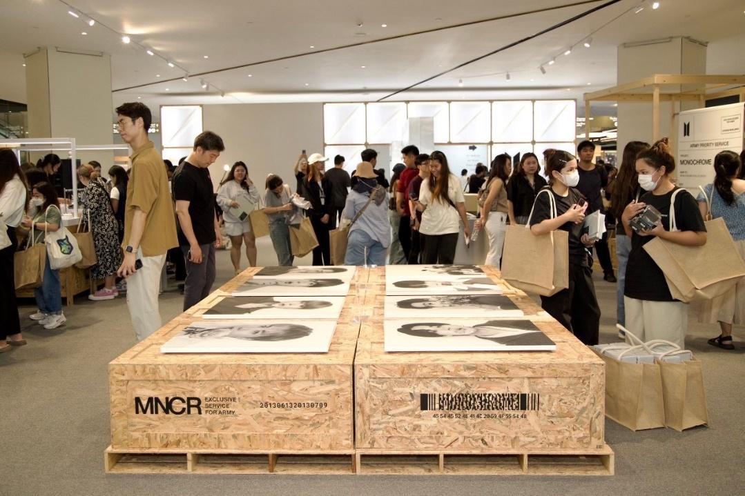 แฟนคลับทะลัก “BTS POP-UP : MONOCHROME IN BANGKOK” 